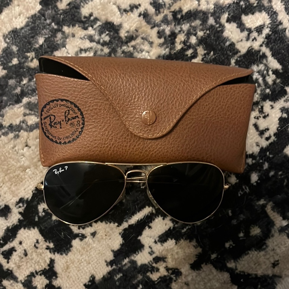 Ray-Ban Aviators Polarized lenses with gold frames